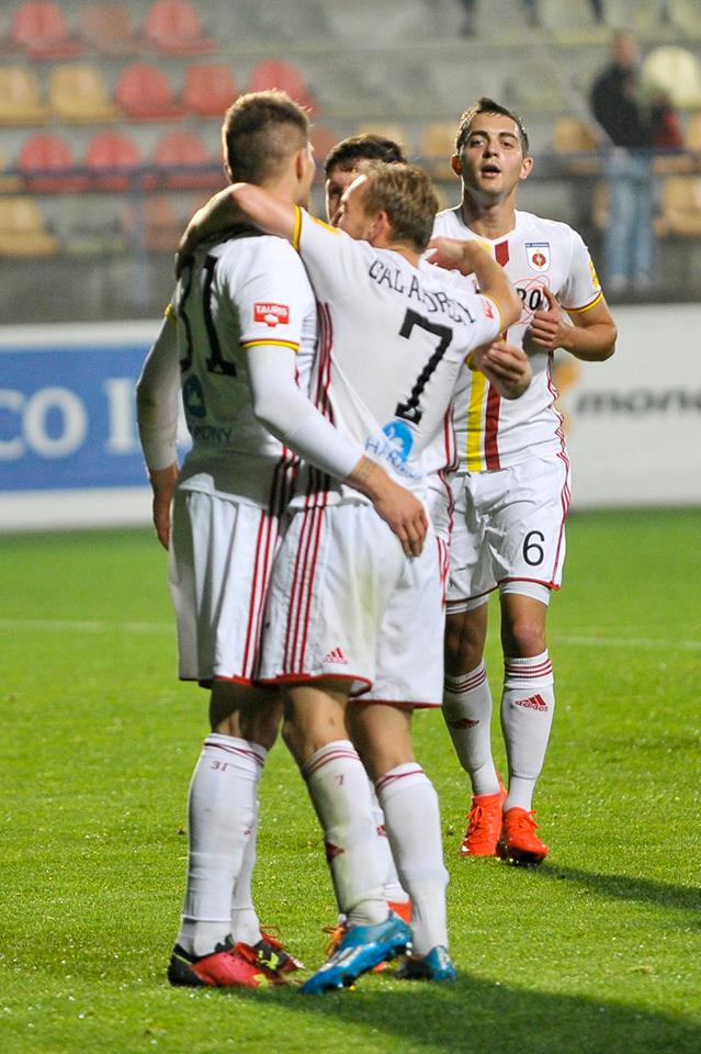 Miloš Lačný oslavuje so spoluhráčmi svoj gól.