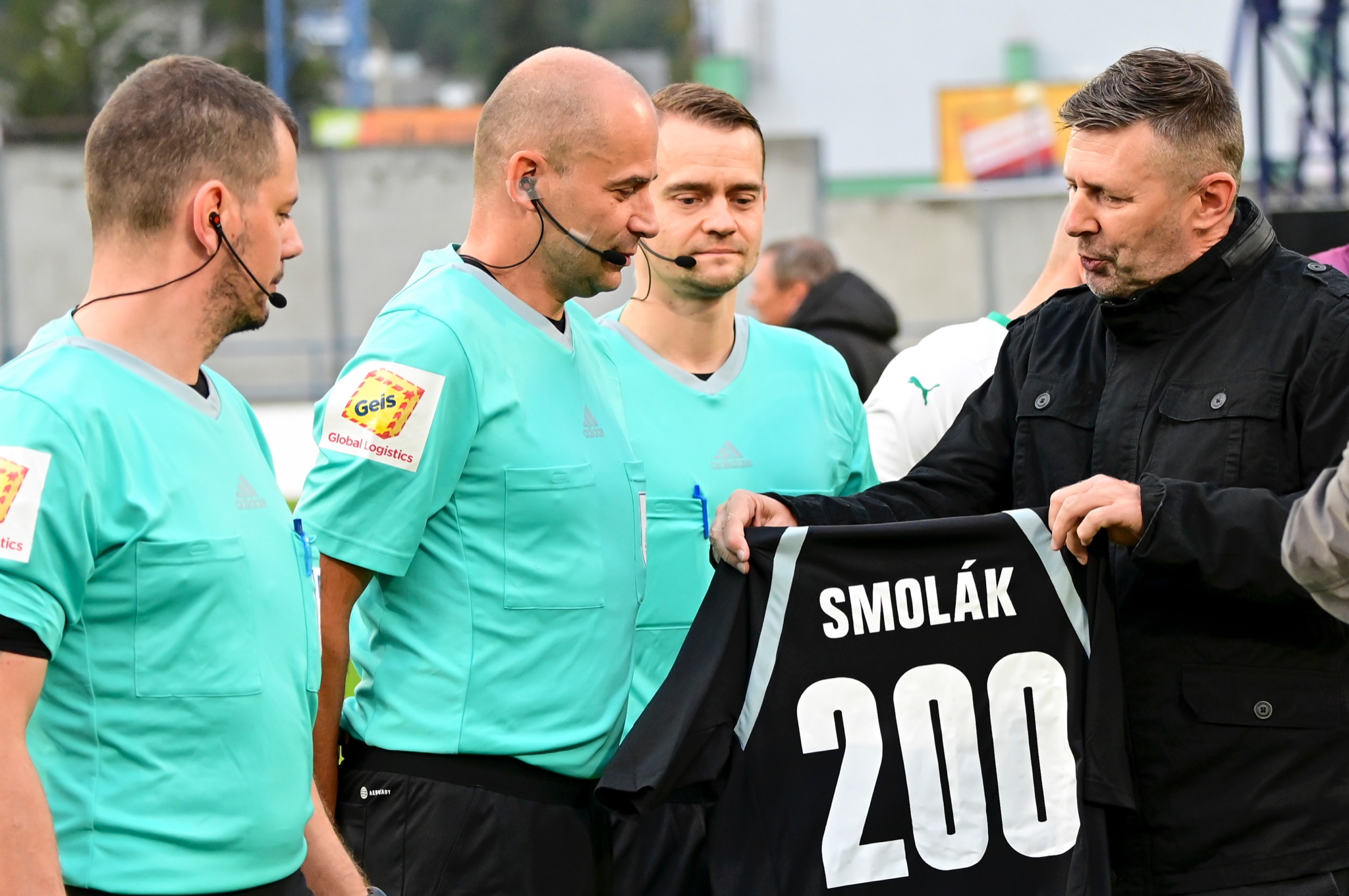 Rozhodca Michal Smolák preberá ocenenie za dvesto zápasov v prvej lige.