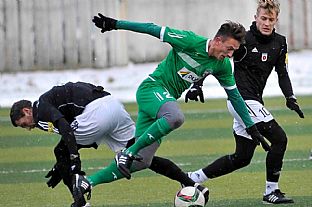 Martin Nagy v sboji o loptu |  autor: Rudolf Makurica