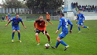 Pavol Masaryk v sboji o loptu |  autor: Tom Lubelec