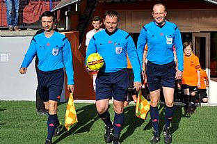 Rozhodcovsk trojica nastupuje na zpas |  autor: Rudolf Makurica