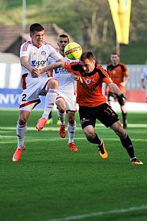 Luk Skovajsa a Andrej Lovs v sboji o loptu |  autor: Rudolf Makurica