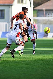 Sboj o loptu tefana Zoka s Mitchellom Schetom |  autor: Rudolf Makurica