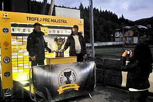 Fanikovia sa mohli odfoti s trofejou pre vaza Fortuna ligy. |  autor: Rudolf Makurica
