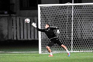 Matej avol sa rozcviuje pred stretnutm.  |  autor: Rudolf Makurica