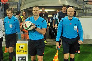 Rozhodcovia a hri oboch tmov nastupuj na zpas. |  autor: Rudolf Makurica