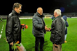 Generlny riadite klubu ubomr Golis a primtor Ruomberka Igor ombor gratuluj k osemdesiatym narodeninm nmu niekdajiemu hrovi Michalovi Mlikovi. |  autor: Rudolf Makurica