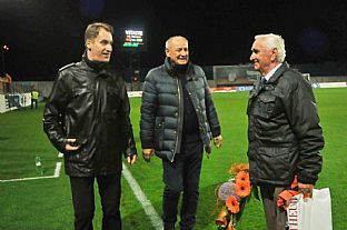 Generlny riadite klubu ubomr Golis a primtor Ruomberka Igor ombor gratuluj k osemdesiatym narodeninm nmu niekdajiemu hrovi Michalovi Mlikovi. |  autor: Rudolf Makurica