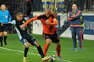 Jakub Brae a Martin Jakubko v sboji o loptu, v pozad ruombersk trner Ladislav Pecko. |  autor: Rudolf Makurica