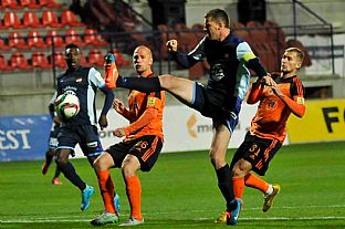 Obrana Dunajskej Stredy zasahuje pred ruomberskmi tonkmi Martinom Jakubkom a Miloom Lanm.  |  autor: Rudolf Makurica