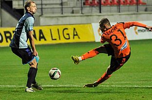 Milo Lan striea spoza estnstky, jeho pokus blokuje brniaci hr.  |  autor: Rudolf Makurica