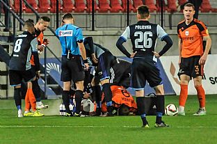 Tom ubek v opatere lekrov, okolo neho Erik Painda, Dominik Kruliak, rozhodca Ivan Kruliak, Rbert Polievka a Jn Maslo. |  autor: Rudolf Makurica