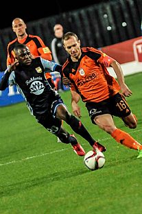 Yves Simon Pambou a unikajci tefan Zok, v pozad Martin Jakubko.  |  autor: Rudolf Makurica