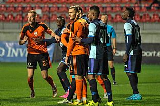 Antonn Rosa a Milo Lan v pokutovom zem spera pred rohovm kopom.  |  autor: Rudolf Makurica