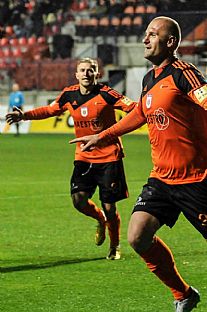 Martin Jakubko otvoril skre stretnutia, v pozad Milo Lan. |  autor: Rudolf Makurica