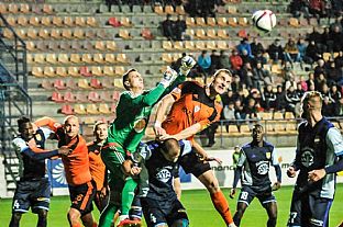 Jn Maslo v sboji s Tomom Tujvelom a Marinom Ljubiiom. V pokutovom zem host s aj Noe Achille Kwin, Martin Jakubko, Milo Lan, Pepe Macou Sarr a kos Szarka.  |  autor: Jn Kme