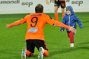 Tom ubek po zverenom hvizde hlavnho rozhodcu.  |  autor: Rudolf Makurica