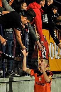 Peter Maslo sa zdrav s fanikmi.  |  autor: Rudolf Makurica