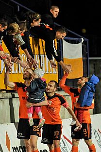 Antonn Rosa, tefan Zok a Tom ubek sa zdravia s fanikmi. |  autor: Rudolf Makurica