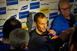 tefan Zok odpoved na otzky novinrov. |  autor: Rudolf Makurica