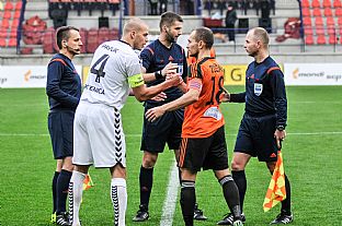 Kapitni oboch mustiev Petr Pavlk a tefan Zok a aj rozhodcovsk trojica pred vodnm vkopom.  |  autor: Rudolf Makurica