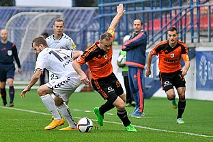 Ivan Hladk a Pavol Masaryk v sboji o loptu, v pozad Tom Venginek a Andrej Lovs. |  autor: Rudolf Makurica