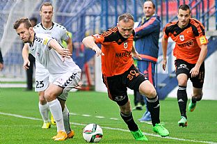 Ivan Hladk a Pavol Masaryk v sboji o loptu, v pozad Tom Venginek a Andrej Lovs. |  autor: Rudolf Makurica