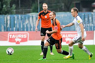 tefan Zok v sboji o loptu s hrom host, v pozad Antonn Rosa. |  autor: Rudolf Makurica