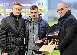 Gagik Daghbashyan dostva cenu pre autora glu mesiaca od prezidenta LK Ivana Kozka a vkonnho riaditea LK Michala Mertinyka. |  autor: Rudolf Makurica