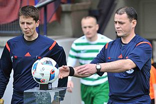 Rozhodcovia pri nstupe hrov |  autor: Rudolf Makurica