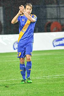 Bval hr Ruomberka, Tom Sedlk, po zpase akoval fanikom oboch klubov |  autor: Rudolf Makurica