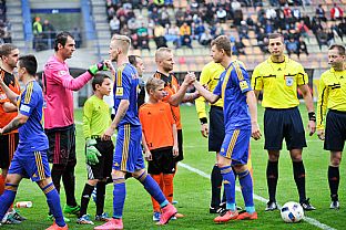 Ruombersk futbalisti Peter Maslo, Darko Tofiloski a Marek Sapara si pred stretnutm podvaj ruky s hrmi host |  autor: Rudolf Makurica