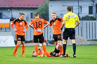 Zranen Marek Sapara, pri om Peter Gal Andrezly, tefan Zok a Martin Nagy |  autor: Rudolf Makurica