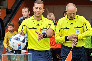 Rozhodca berie loptu pri nstupe |  autor: Rudolf Makurica