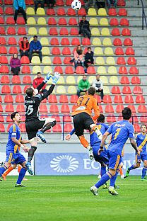 Milo Lan vyskakuje na center |  autor: Rudolf Makurica