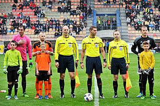Darko Tofiloski, Marek Sapara, rozhodcovia a Marin Kelemen pri nstupe |  autor: Rudolf Makurica