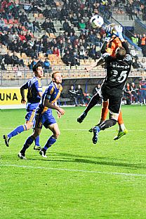 Marin Kelemen sa sna zachyti loptu pre Jnom Maslom |  autor: Rudolf Makurica