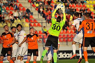 Pavel Kov chyt center, na ktor nabiehali Antonn Rosa, Tom Gert a Milo Lan |  autor: Rudolf Makurica