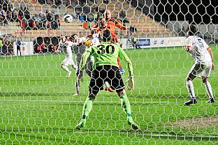 Pavel Kov elil v zvere jednmu domcemu toku za druhm |  autor: Rudolf Makurica