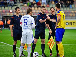 Kapit�ni oboch t�mov Tom� �ubek a �ubom�r Michal�k s rozhodcovskou trojicou pred v�kopom
 |  autor: Rudolf Ma�kurica