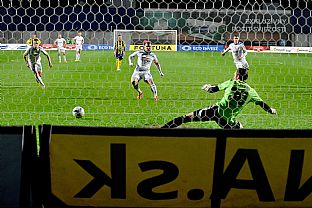 Tom� �ubek premie�a pokutov� kop |  autor: Rudolf Ma�kurica