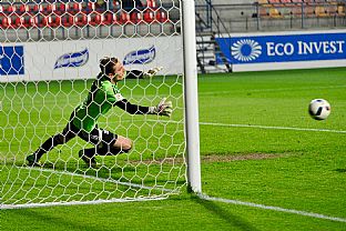 Vojtech Milo�ovi� sa sna�� chyti� jeden�stku Milo�a La�n�ho |  autor: Rudolf Ma�kurica