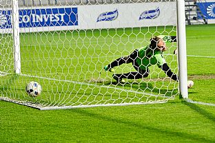 Vojtech Milo�ovi� vystihol stranu, ale strela Milo�a La�n�ho smerovala prudko k �rdi a skon�ila v br�ne |  autor: Rudolf Ma�kurica