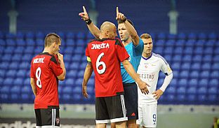 Martin Mikovi, Marek Janeka, hlavn rozhodca Ivan Kruliak a v pozad Tom ubek. |  autor: J. Malik