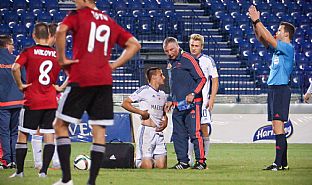 Andrej Lovs je po faule oetrovan lekrom.  |  autor: J. Malik