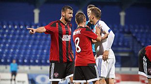 Slovn vmena medzi hrmi oboch tmov a rozhodcom.  |  autor: J. Malik