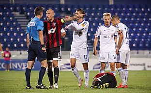 Marek Janeka vo vzjomnej vmene nzorov s hlavnm rozhodcom stretnutia. |  autor: J. Malik