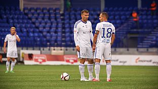 Tom ubek a tefan Zok pred priamym kopom, v pozad Martin Nagy. |  autor: J. Malik