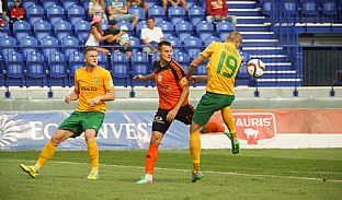 Andrej Lovs v sboji s dvojicou ilinskch futbalistov. |  autor: J. Malik