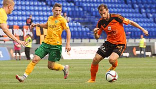 Prenikajci ruombersk obranca Martin Boszord. |  autor: J. Malik